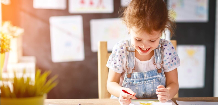 children drawing pictures