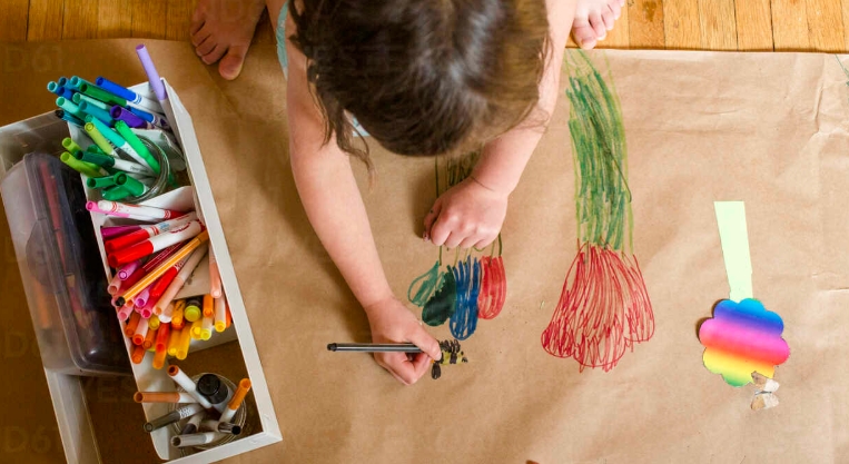 small children drawing